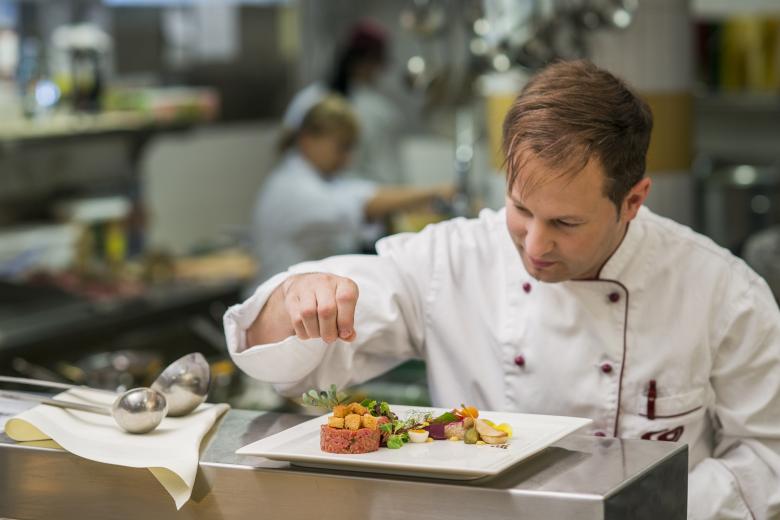 Avita Küchenchef Jürgen Zach ist mit viel Liebe am Wert - -und das schmeckt man